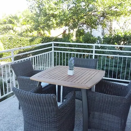 Rose Garden Apartment *