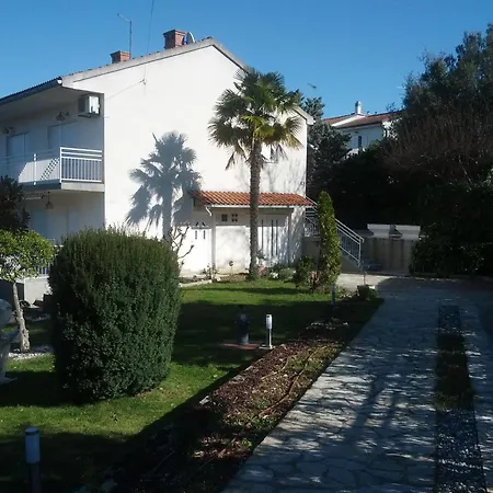 Apartment Rose Garden *