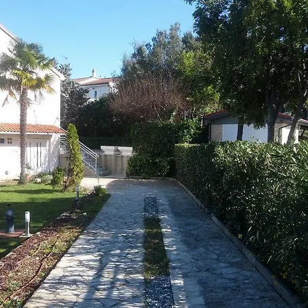 Rose Garden Apartment *