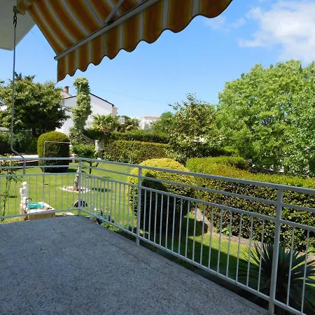 Rose Garden Apartment *